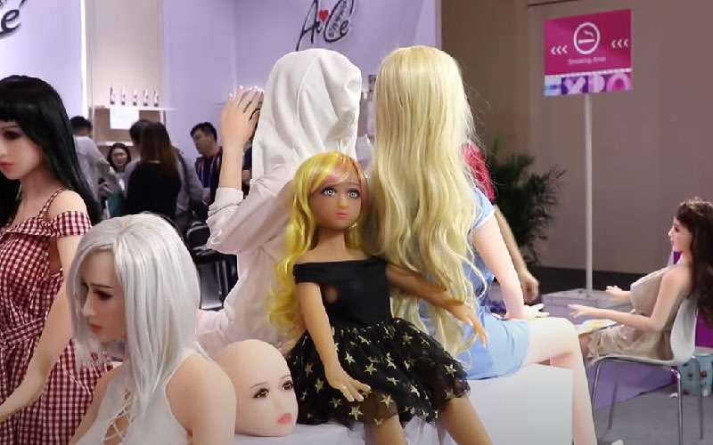 Quầy bán búp bê tình yêu