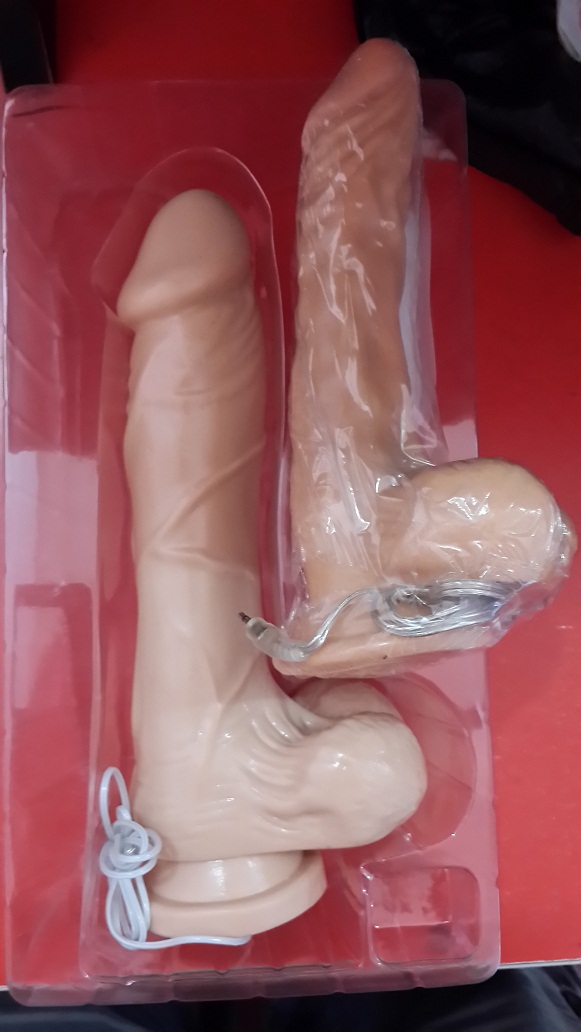 Dương vật giả hít tường to Châu Âu